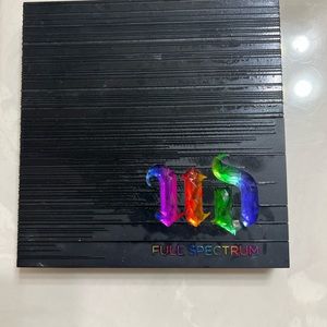 Lightly used Urban decay eyeshadow palette.